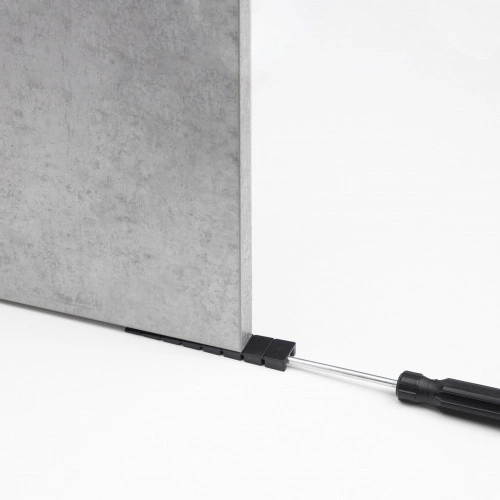 Клин мебельный 100х20х7мм подкладной обламываемый чёрный пластик для выравнивания мебели PL_4