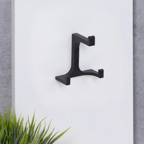 Крючок меб. трехрожковый мет. TRITON черный матовый AKS_4